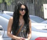Vanessa Hudgens cache son visage avec sa main (avec un tatoo au henné) après avoir déjeuné avec un ami dans Studio City en juillet 2010
