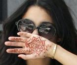 Vanessa Hudgens cache son visage avec sa main (avec un tatoo au henné) après avoir déjeuné avec un ami dans Studio City en juillet 2010