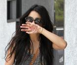 Vanessa Hudgens cache son visage avec sa main (avec un tatoo au henné) après avoir déjeuné avec un ami dans Studio City en juillet 2010