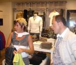 Freddy en séance relooking à Niort, avec sa conseillère (fin juillet 2010)