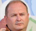 L'animateur Sébastien Cauet raconte dans le  Parisien  qu'il a été victime d'un accident de bateau, une explosion de l'embarcation qui aurait pu lui être fatale.