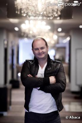 L'animateur Sébastien Cauet raconte dans le  Parisien  qu'il a été victime d'un accident de bateau, une explosion de l'embarcation qui aurait pu lui être fatale.