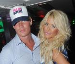Victoria Silvstedt et son frère Daniel au VIP Room, à Saint-Tropez, le 8 août 2010
