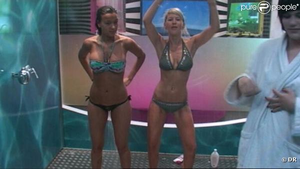 Amélie fait son show dans la douche dans Secret Story 4