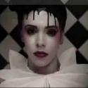Shy'm ose tous les costumes dans son nouveau clip : "Je suis moi" !