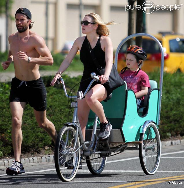 Kate Winslet, son fils Joe et son petit ami Louis Dowler dans les rues de New York en août 2010