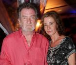 Eddy Mitchell et son épouse Muriel lors de la vente aux enchères au profit des assocation Tidène et Puits du désert le 26 août 2010 dans le domaine de Bertaud-Belieu à Saint-Tropez
