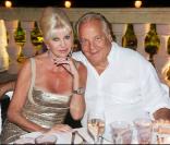 Ivana Trump et Massimo Gargia lors de la vente aux enchères au profit des assocation Tidène et Puits du désert le 26 août 2010 dans le domaine de Bertaud-Belieu à Saint-Tropez