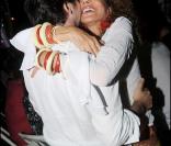 Edouard Baer et Marisa Berenson lors de la vente aux enchères au profit des assocation Tidène et Puits du désert le 26 août 2010 dans le domaine de Bertaud-Belieu à Saint-Tropez