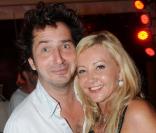 Edouard Baer et Monica Bacardi lors de la vente aux enchères au profit des assocation Tidène et Puits du désert le 26 août 2010 dans le domaine de Bertaud-Belieu à Saint-Tropez