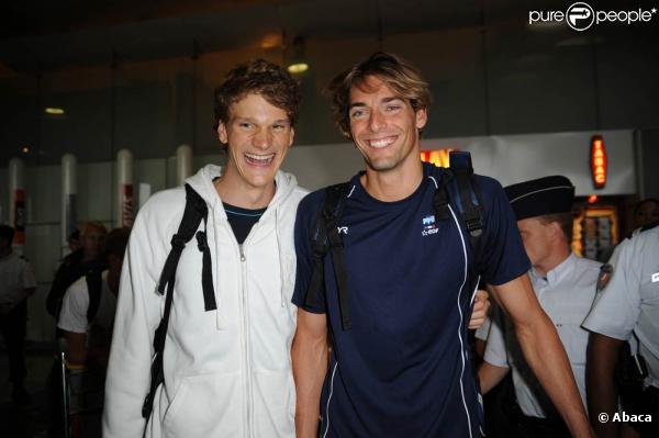 Yannick Agnel et Camille Lacourt (photo : à leur retour des championnats d'Europe de Budapest) étaient les invités de la rentrée du Grand Journal, le 30 août 2010, le même soir que... Katy Perry !