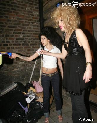 Amy Winehouse rentre chez elle, avec 'une amie' !