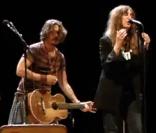 Eddie Vedder, Patti Smith, Johnny Depp interprètent  Dancing Barefoot , à Little rock, le 28 août 2010