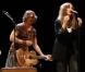 Regardez Johnny Depp monter sur scène et prendre sa guitare pour Patti Smith !