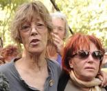 Jane Birkin et Régine sont venues chanter leur soutien aux sans-papiers en chantant Les petits papiers à bord d'un bus le 4 septembre 2010 à Paris