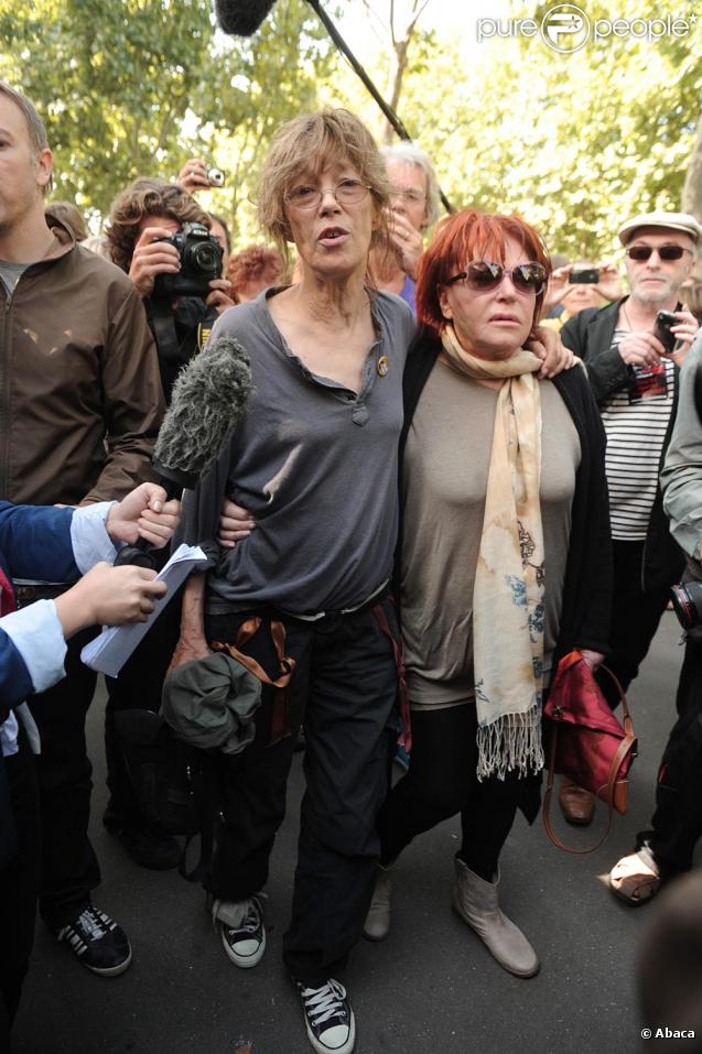 Jane Birkin et Régine sont venues chanter leur soutien aux sans-papiers en chantant Les petits papiers à bord d'un bus le 4 septembre 2010 à Paris