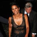 Halle Berry : Pour la Fashion Week new-yorkaise, elle mise tout sur son décolleté... et la transparence !
