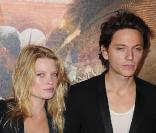 Mélanie Thierry et Raphaël lors de la présentation du film Ces amours-là à Paris le 12 septembre 2010