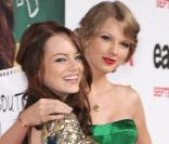 Emma Stone et Taylor Swift à l'occasion de l'avant-première de  Easy A , dans l'enceinte du Graumann's Chinese Theatre, à Los Angeles, le 13 septembre 2010.