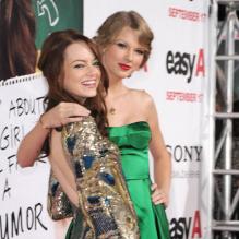 Emma Stone et Taylor Swift à l'occasion de l'avant-première de <em>Easy A</em>, dans l'enceinte du Graumann's Chinese Theatre, à Los Angeles, le 13 septembre 2010.
