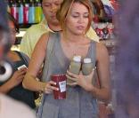 Miley Cyrus s'est arrêtée dans un magasin spécialisé dans la produits bio afin de se restaurer, mercredi 15 septembre, à Los Angeles.
