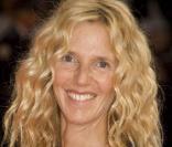 Sandrine Kiberlain sera à l\'affiche d\'<em>Un balcon sur la mer</em>, en salles le 15 décembre 2010.
