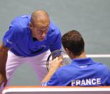 Le capitaine guy Forget encourage Michaël Llodra, brillant vainqueur de son match de Coupe Davis face à l'Argentine le 17 septembre 2010
