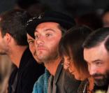 Jude Law lors du défilé de Twenty8Twelve à Londres le 18 septembre 2010 dans le cadre de la fashion week printemps-été 2011