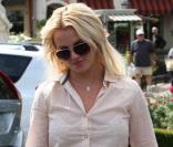 Britney Spears va déjeuner au café Marmelade à Calabasas, entourée d'un garde du corps, mercredi 22 septembre.