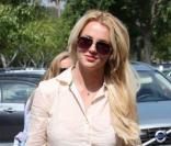 Britney Spears va déjeuner au café Marmelade à Calabasas, entourée d'un garde du corps, mercredi 22 septembre.