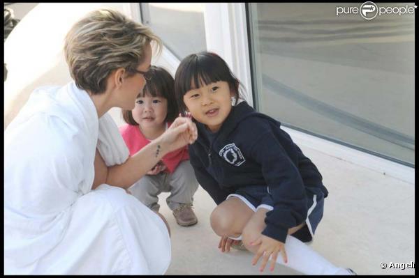 Laeticia Hallyday, sur le tournage de son nouveau spot, Optic 2000, février 2010 ! Ses deux filles lui ont rendu visite.