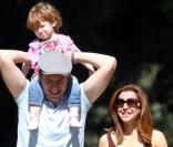 Alyson Hannigan, son époux Alexis Denisof et leur petite Satyana, à Santa Monica, le 25 septembre 2010