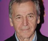 Costa-Gavras va produire  A mon âge je me cache encore pour fumer , le premier film de Rayhana. 