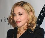 Madonna est l'égérie Dolce & Gabbana... mais le  Daily Mail  vient de publier les clichés beaucoup moins glamour et non-retouchés de la séance photo.