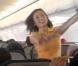 Les hôtesses de l'air de Cebu Pacific présentent les consignes de sécurité sur les chansons de Lady Gaga et Katy Perry