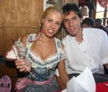 Jose Ernesto Sosa et sa chérie profitaient des joies de l'Oktoberfest en 2009. En 2010, faute de bons résultats, les stars du Bayern sont privées de bière et de culotte folklorique !