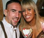 Franck Ribéry et sa femme Wahiba profitaient des joies de l\'Oktoberfest en 2009. En 2010, faute de bons résultats, les stars du Bayern sont privées de bière et de culotte folklorique !