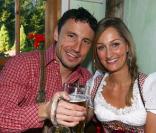 Mark Van Bommel et sa compagne profitaient des joies de l'Oktoberfest en 2008. En 2010, faute de bons résultats, les stars du Bayern sont privées de bière et de culotte folklorique !