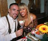 Franck Ribéry et sa femme Wahiba profitaient des joies de l'Oktoberfest en 2009. En 2010, faute de bons résultats, les stars du Bayern sont privées de bière et de culotte folklorique !