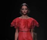 Sasha Pivovarova défile pour Valentino à Paris, le 5 octobre 2010