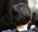 Norah Jones les cheveux courts et tatouée