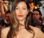 Jessica Biel est une bombe. Bouche pulpeuse, corps de rêve, Jessica affiche une poitrine généreuse et parfaite ! Une fausse ? Pas du tout...  