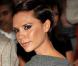 Dans cette robe grise et classe, Victoria Beckham dévoile sa somptueuse poitrine !  
