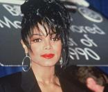 En 1991, Janet Jackson était une femme rock'n'roll et trashy ! Mais pour remplir ses soutiens-gorge sexy, elle devait... mettre le paquet !  