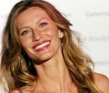 Gisèle Bündchen est sûrement l'une des femmes les plus belles de la planète ! Sourire de rêve, jambes de rêve, un corps parfait et une poitrine à nous rendre jalouses...  