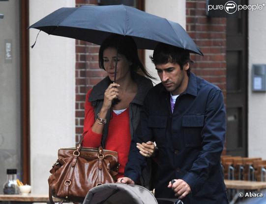Raul et sa femme Mamen Sanz promènent leur fille Maria, 10 mois, à Dusseldorf, en Allemagne, le 24 septembre 2010