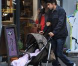 Raul et sa femme Mamen Sanz promènent leur fille Maria, 10 mois, à Dusseldorf, en Allemagne, le 24 septembre 2010
