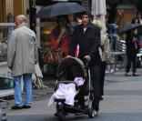 Raul et sa femme Mamen Sanz promènent leur fille Maria, 10 mois, à Dusseldorf, en Allemagne, le 24 septembre 2010