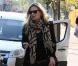 Kate Moss reste inséparable de son jean slim noir, de ses bottes de motarde et nous donne une leçon de total look black !