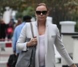 Stella McCartney prouve une nouvelle fois que le manteau blanc a encore toute sa place à l\'aube de l\'hiver. Porté avec un jean loose et ses boots sabot, Stella est une femme enceinte à la pointe de la mode. <br />